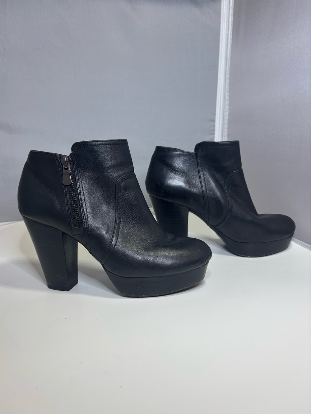 Gianni Bini women's size 6.5 black chunky heel booties - Picture 4 of 10